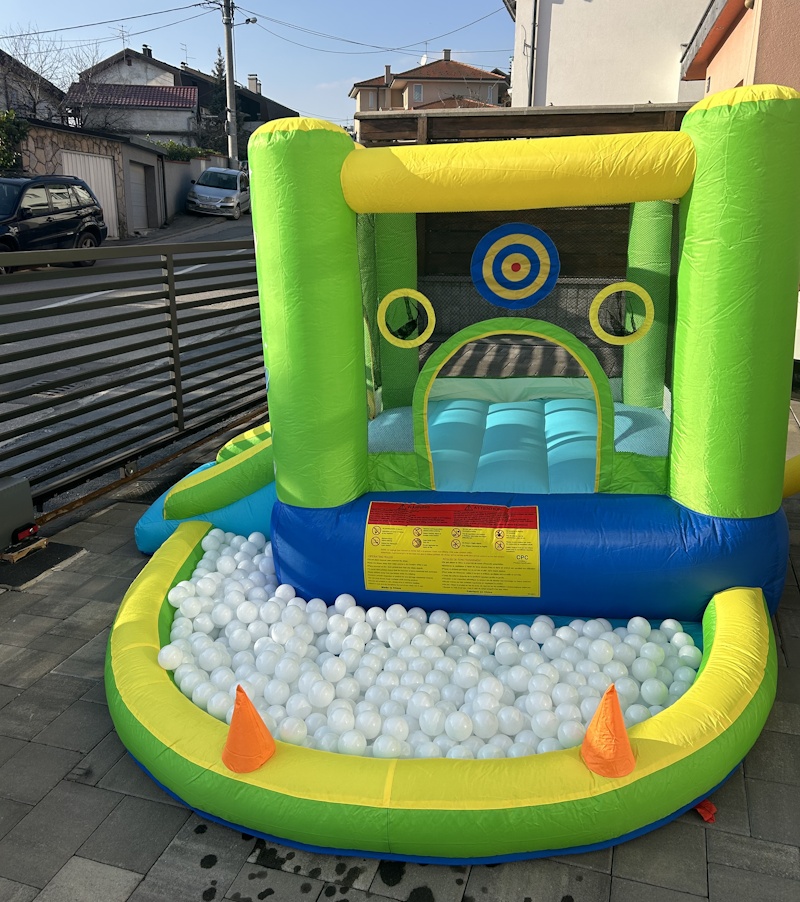 Zeleni napuhanac s bazenom